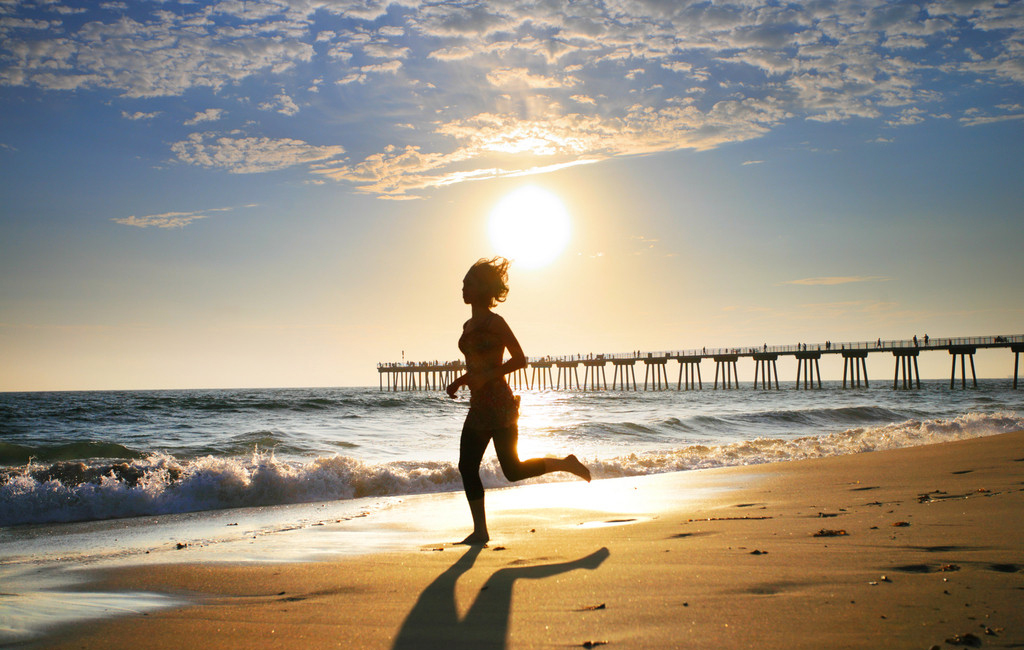 三亞旅游夕陽(yáng)下的奔跑