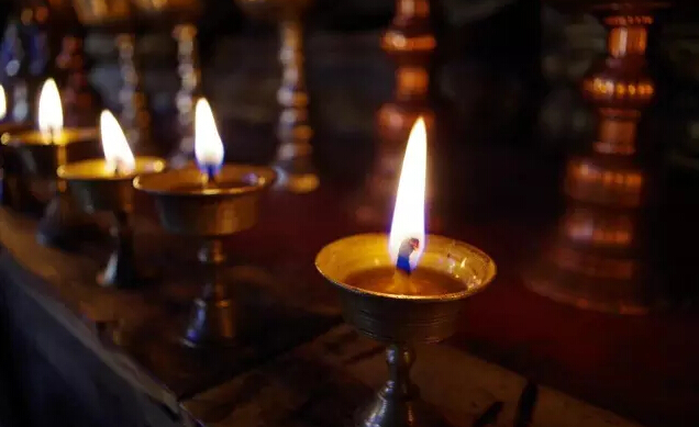 偏鄉(xiāng)翻轉(zhuǎn)教育,手作唐卡、藏人校園與蟲(chóng)草市場(chǎng)