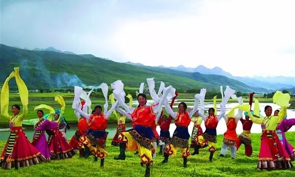 體驗(yàn)真實(shí)牧區(qū)生活,放牛、擠奶和草原舞蹈