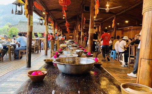 西江千戶苗寨長(zhǎng)桌宴